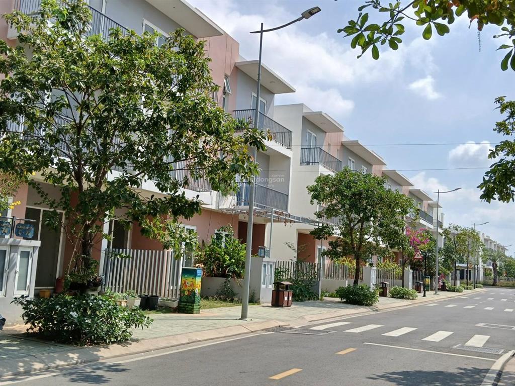 Chính chủ gửi bán căn nhà phố dragon village 6x15, 1 trệt 2 lầu, view công viên, giá tốt