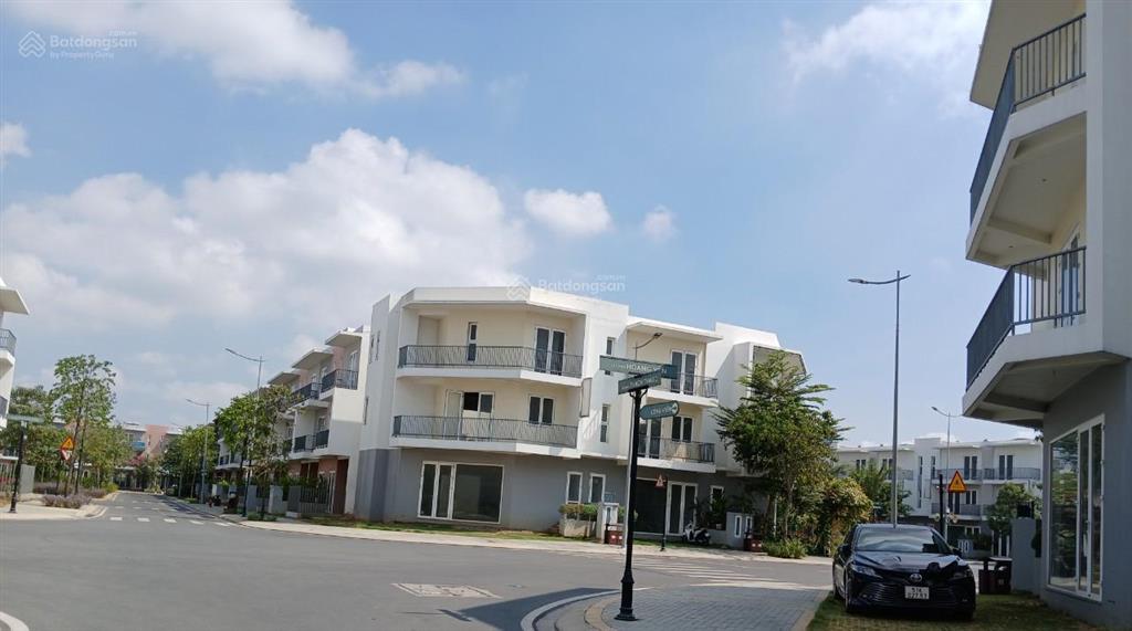 Cần bán nhanh căn shophouse dragon village liền kề nhau, trục đường 30m dt 7x15 1 trệt 2 lầu