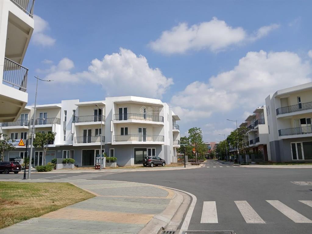 Cần bán nhanh căn shophouse dragon village liền kề nhau, trục đường 30m dt 7x15 1 trệt 2 lầu