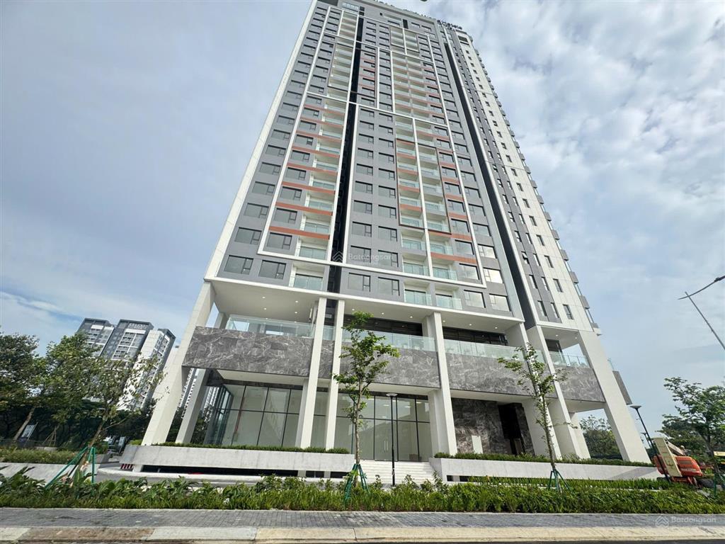 Căn hộ 2pn đông nam tầng thấp bàn giao có nội thất bếp, giá chỉ 5.2x tỷ.  mai linh 0901 377 ***