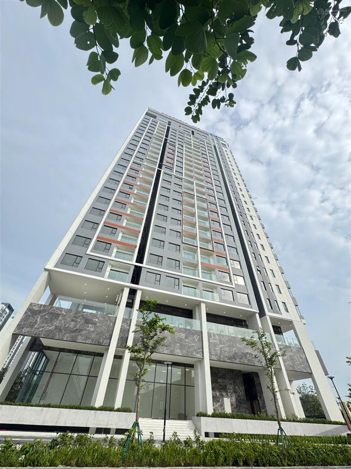 Căn hộ 2pn đông nam tầng thấp bàn giao có nội thất bếp, giá chỉ 5.2x tỷ.  mai linh 0901 377 ***