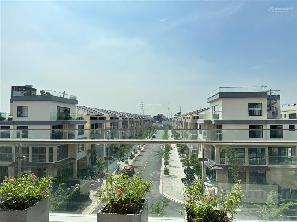 Căn hộ 2pn đông nam tầng thấp bàn giao có nội thất bếp, giá chỉ 5.2x tỷ.  mai linh 0901 377 ***