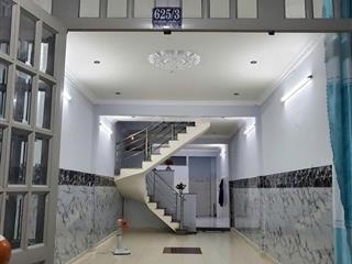 Cho thuê nhà đẹp nguyên căn quận 7  3 phòng ngủ có máy lạnh sẵn gần chợ, trường học, bệnh viện,...