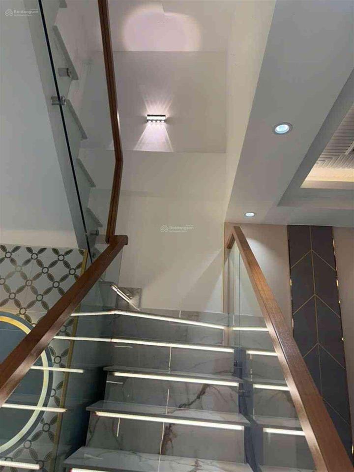 Nhà mới đẹp lung linh, 1 căn ra mặt tiền phạm hùng. quận 8 3 tầng . 4 pn. chỉ 6.1 tỷ.