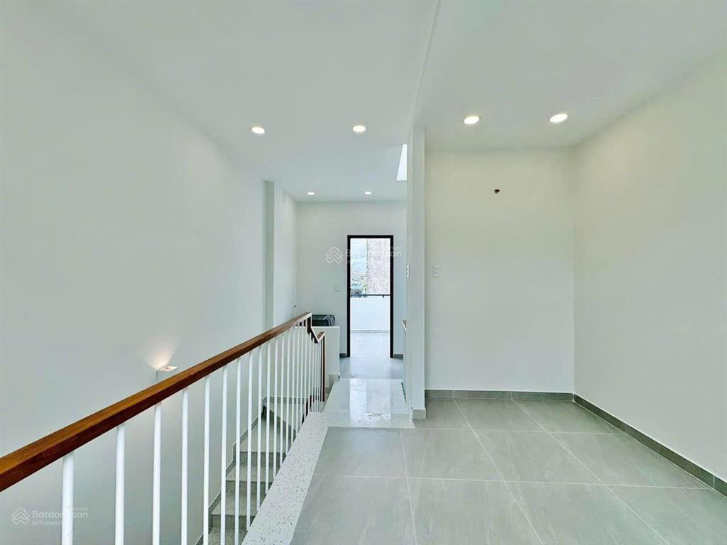 3,6 tỷ giảm còn 3,3 tỷ. nhà 64m2 lý thường kiệt, q10 gần sân phú thọ. xây 4 tầng, hẻm 7m. sổ sẵn