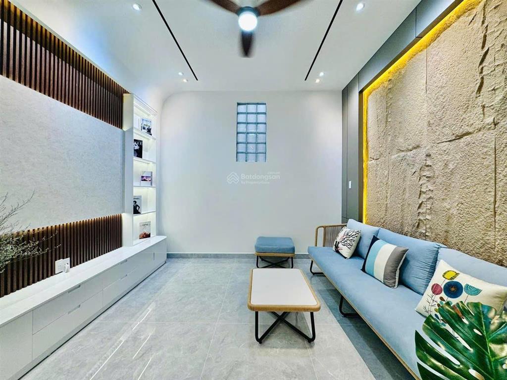 3,6 tỷ giảm còn 3,3 tỷ. nhà 64m2 lý thường kiệt, q10 gần sân phú thọ. xây 4 tầng, hẻm 7m. sổ sẵn