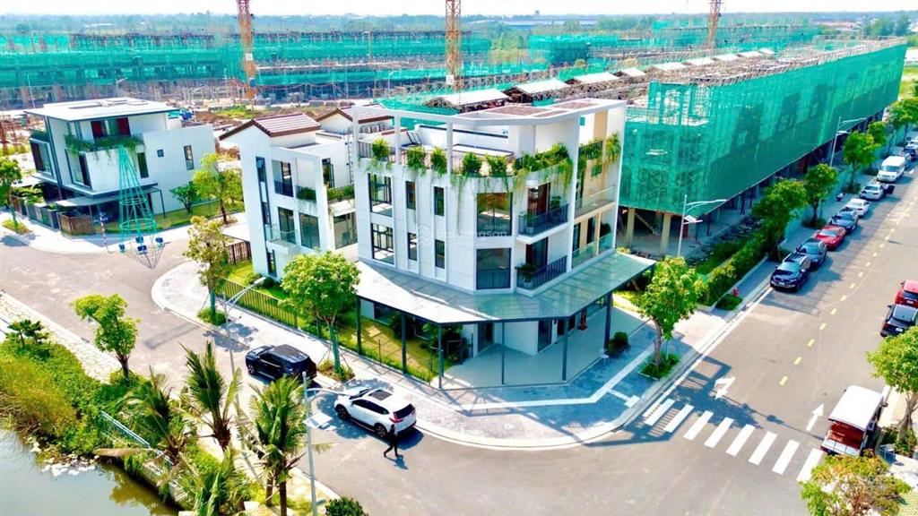 Chính chủ cần sang nhượng căn góc nhà phố vườn siêu đẹp 10x13,75m gía rẻ hơn cđt 500tr bank 70%