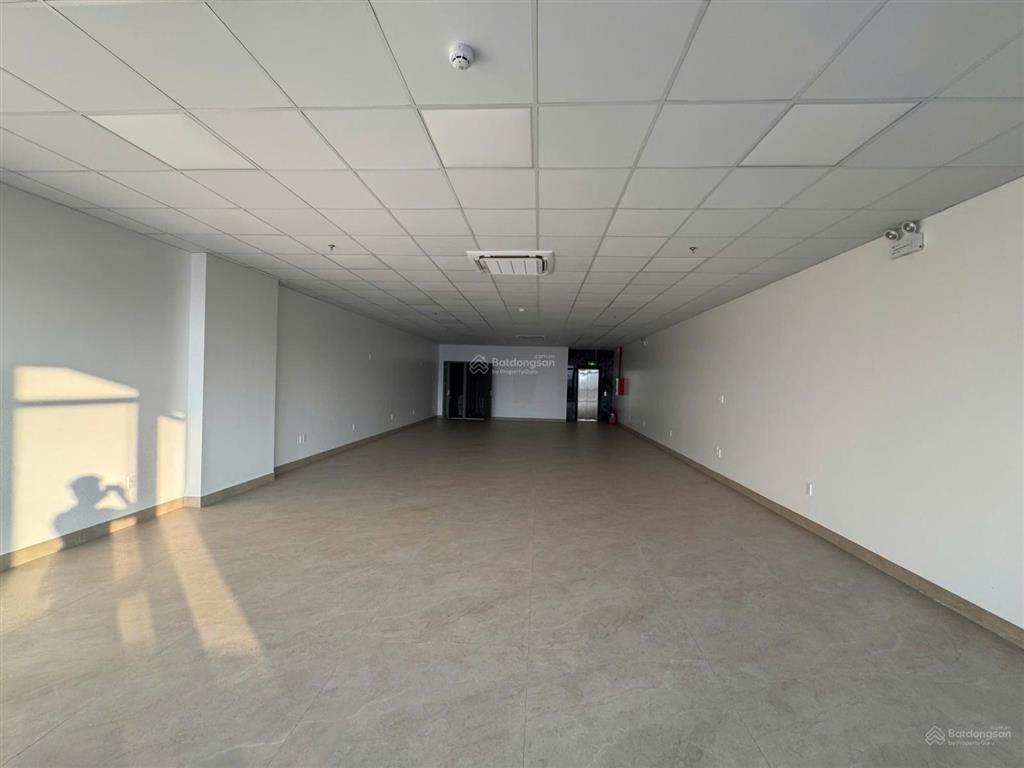 Cho thuê tòa nhà mới 8 tầng mặt đường tuyến 1 icc, mặt tiền 7,5m, 1 hầm thang máy, thông sàn kd