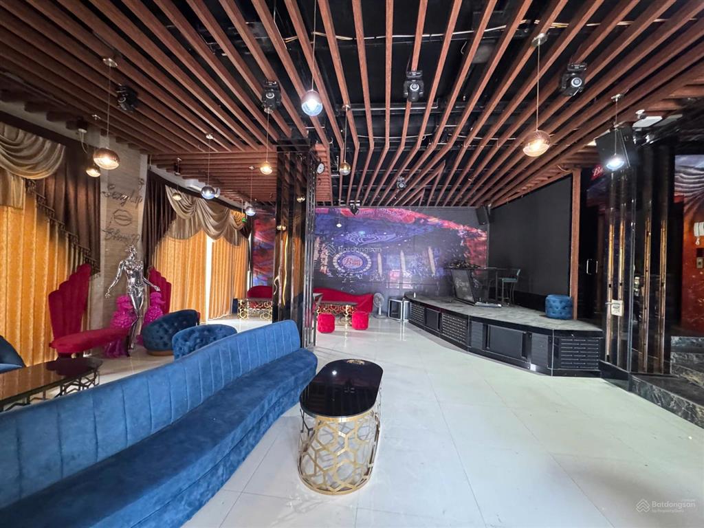 Cho thuê karaoke lô góc cầu rào 2 mặt đường 353 4 tầng + hầm 8 phòng hát 80tr/tháng