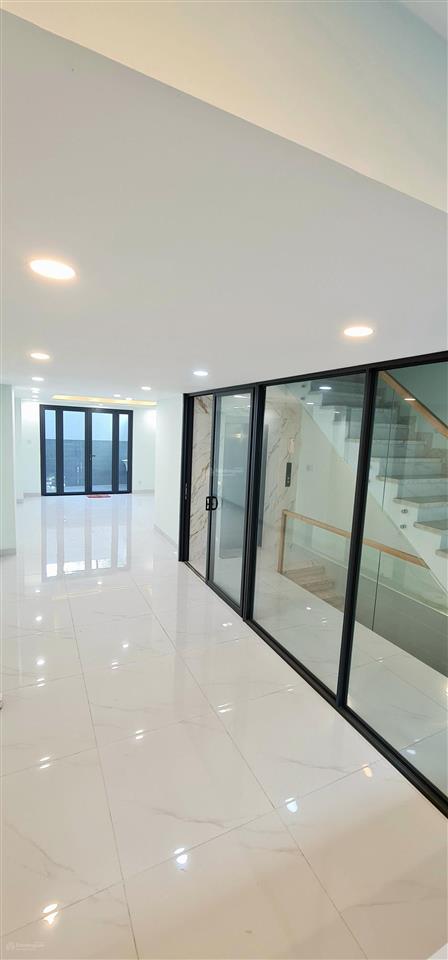 Cho thuê văn phòng  35 triệu/tháng mới xây 3 sàn có thang máy, hầm (gần ubnd tp. thủ đức cũ)