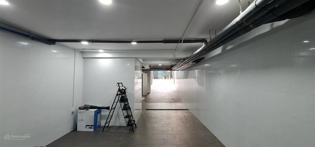 Cho thuê văn phòng  35 triệu/tháng mới xây 3 sàn có thang máy, hầm (gần ubnd tp. thủ đức cũ)