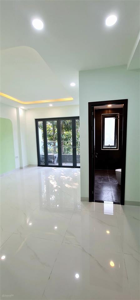 Cho thuê văn phòng  35 triệu/tháng mới xây 3 sàn có thang máy, hầm (gần ubnd tp. thủ đức cũ)