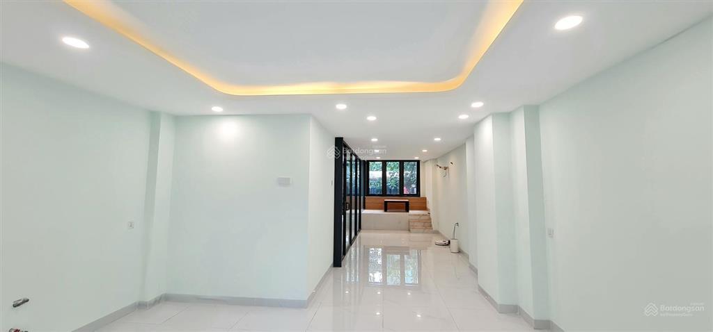 Cho thuê văn phòng  35 triệu/tháng mới xây 3 sàn có thang máy, hầm (gần ubnd tp. thủ đức cũ)