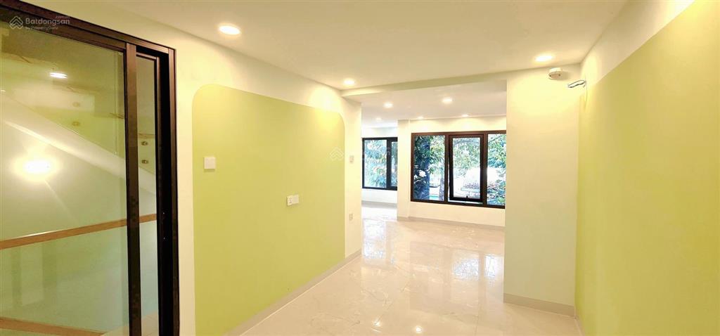 Cho thuê văn phòng  35 triệu/tháng mới xây 3 sàn có thang máy, hầm (gần ubnd tp. thủ đức cũ)