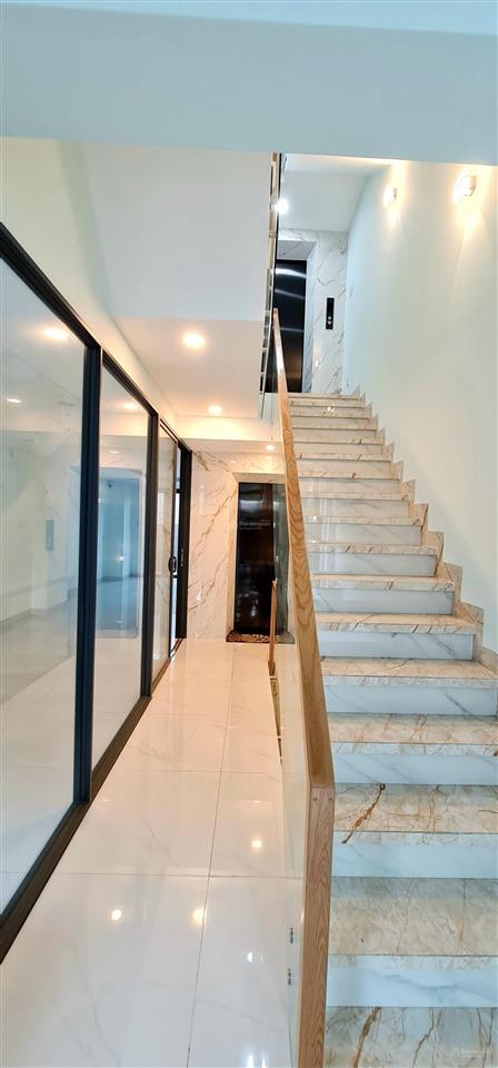 Cho thuê văn phòng  35 triệu/tháng mới xây 3 sàn có thang máy, hầm (gần ubnd tp. thủ đức cũ)