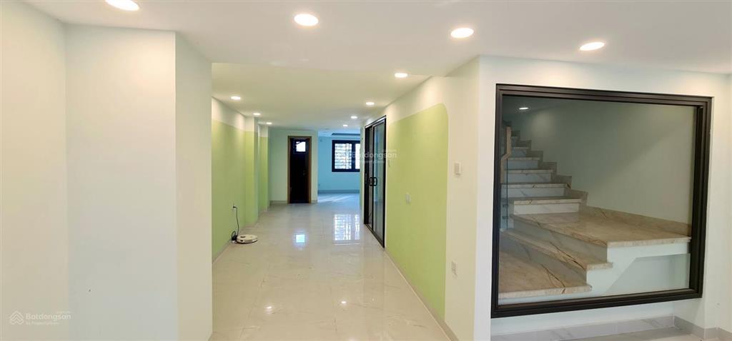 Cho thuê văn phòng  35 triệu/tháng mới xây 3 sàn có thang máy, hầm (gần ubnd tp. thủ đức cũ)