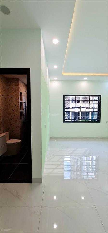 Cho thuê văn phòng  35 triệu/tháng mới xây 3 sàn có thang máy, hầm (gần ubnd tp. thủ đức cũ)