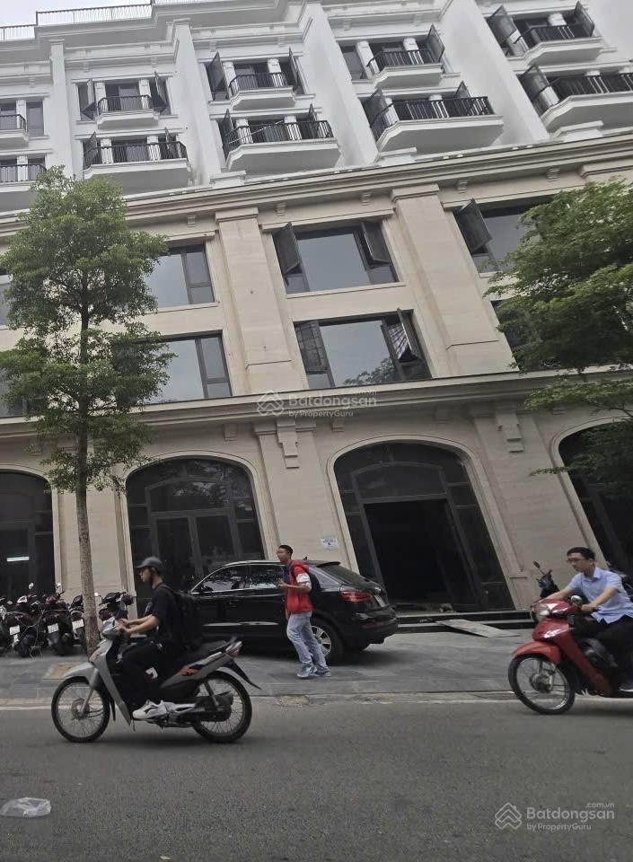 Đống đa  mặt phố chùa láng  10 tầng có hầm  2 mặt thoáng  vỉa hè đá bóng  hoàn công đầy đủ