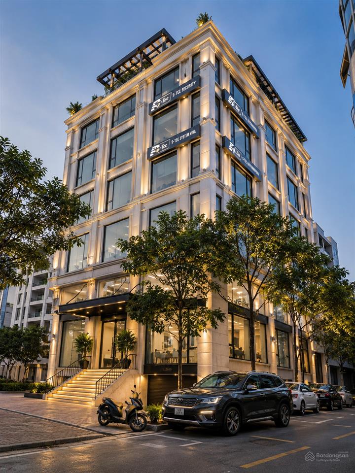 Mặt phố hoàng quốc việt building hạng a  lô góc 3 mặt thoáng  dòng tiền 6 tỷ/năm