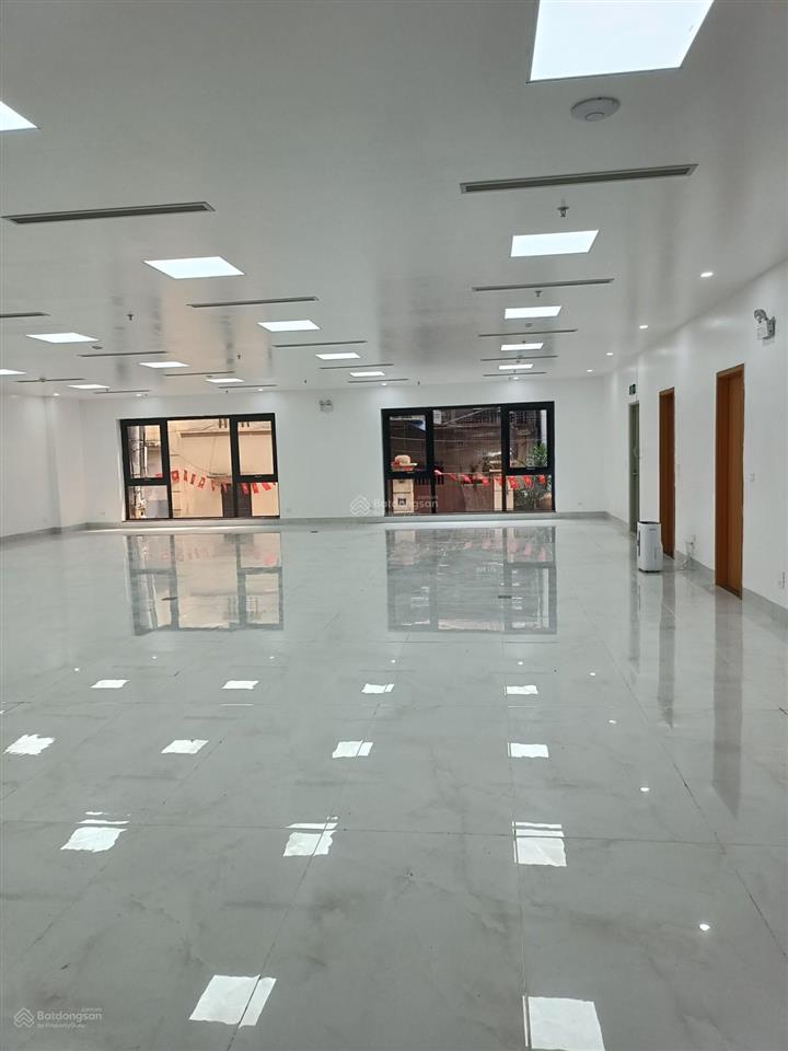 Mặt phố trung hoà  dt 400m2  mt 16m tòa building 9 tầng có hầm  lô góc 3 thoáng dòng tiền 550tr