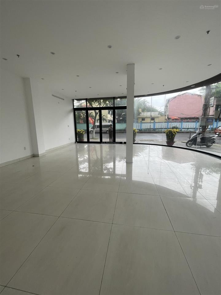 Cho thuê mặt bằng góc 2 mặt tiền đường lớn mai hắc đế, sát ngay cầu rồng đà nẵng. giá 25tr/tháng