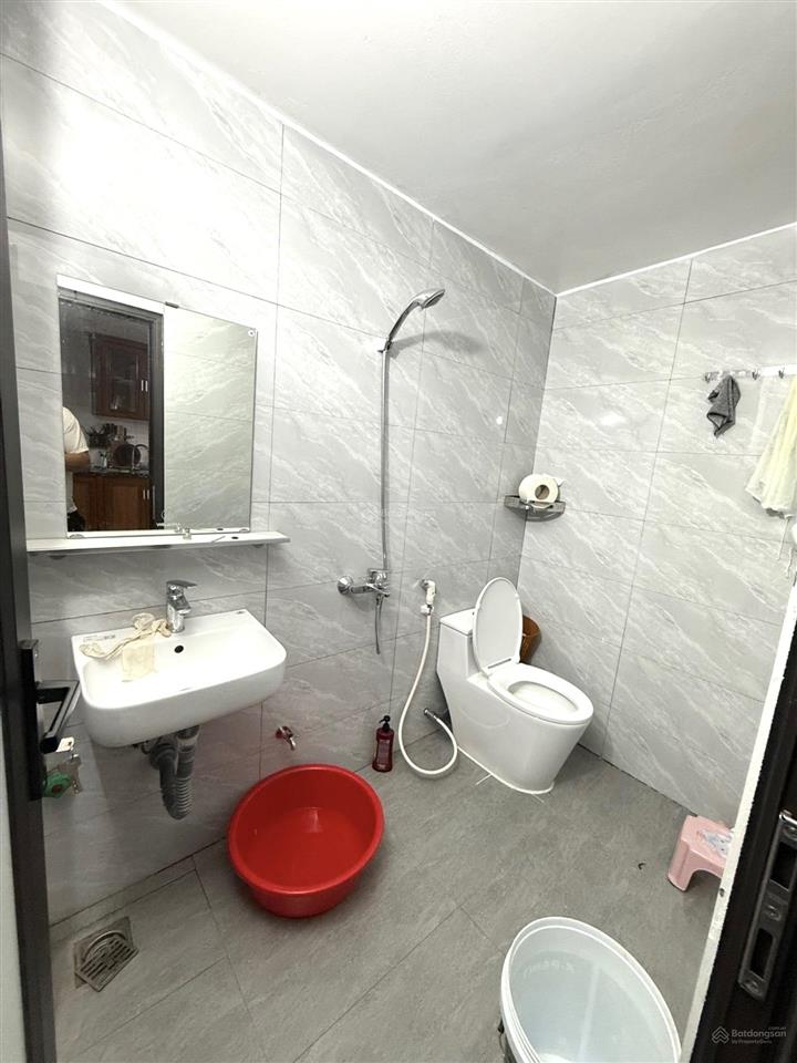 Đấu giá kim nỗ .đường thông .ô tô tránh .vỉa hè đá bóng. gần cầu thăng long .sẵn nhà cấp 4