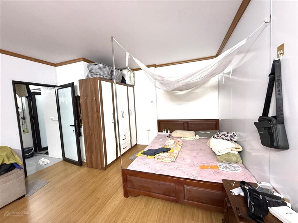 Đấu giá kim nỗ .đường thông .ô tô tránh .vỉa hè đá bóng. gần cầu thăng long .sẵn nhà cấp 4