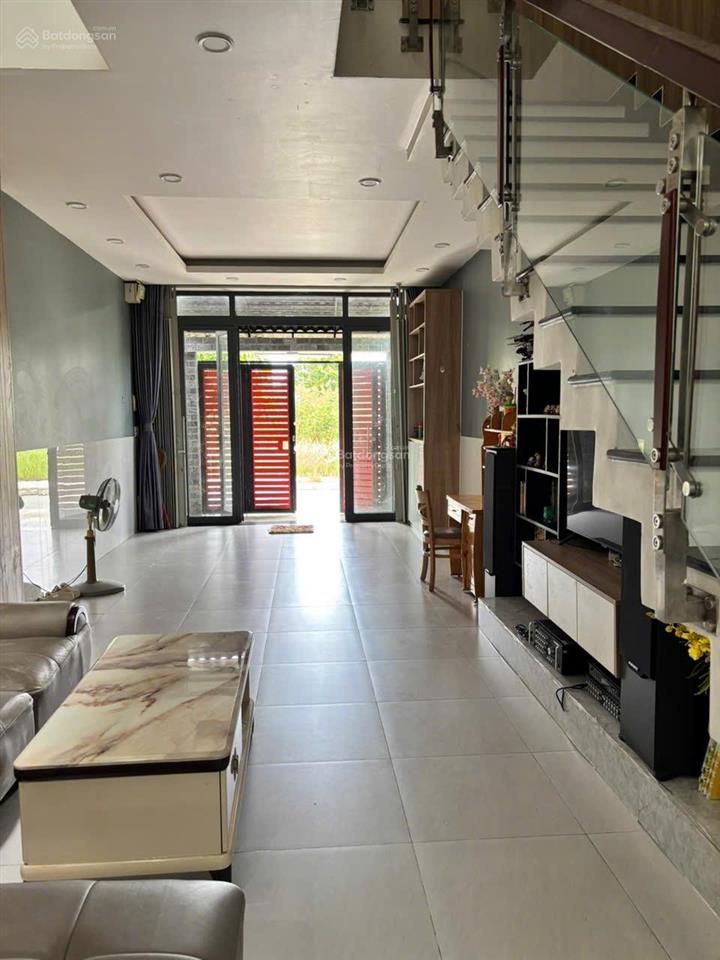 4 tầng . dt 72m2. shr. hc đủ .btct. 3pn. 3 wc. full nội thất