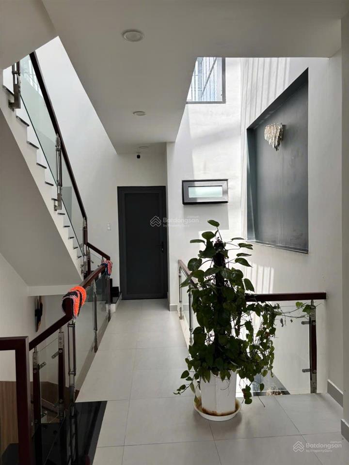 4 tầng . dt 72m2. shr. hc đủ .btct. 3pn. 3 wc. full nội thất