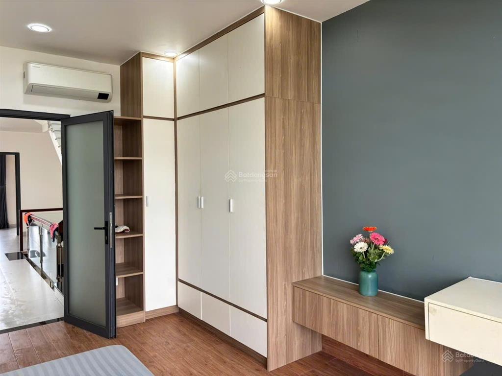 4 tầng . dt 72m2. shr. hc đủ .btct. 3pn. 3 wc. full nội thất