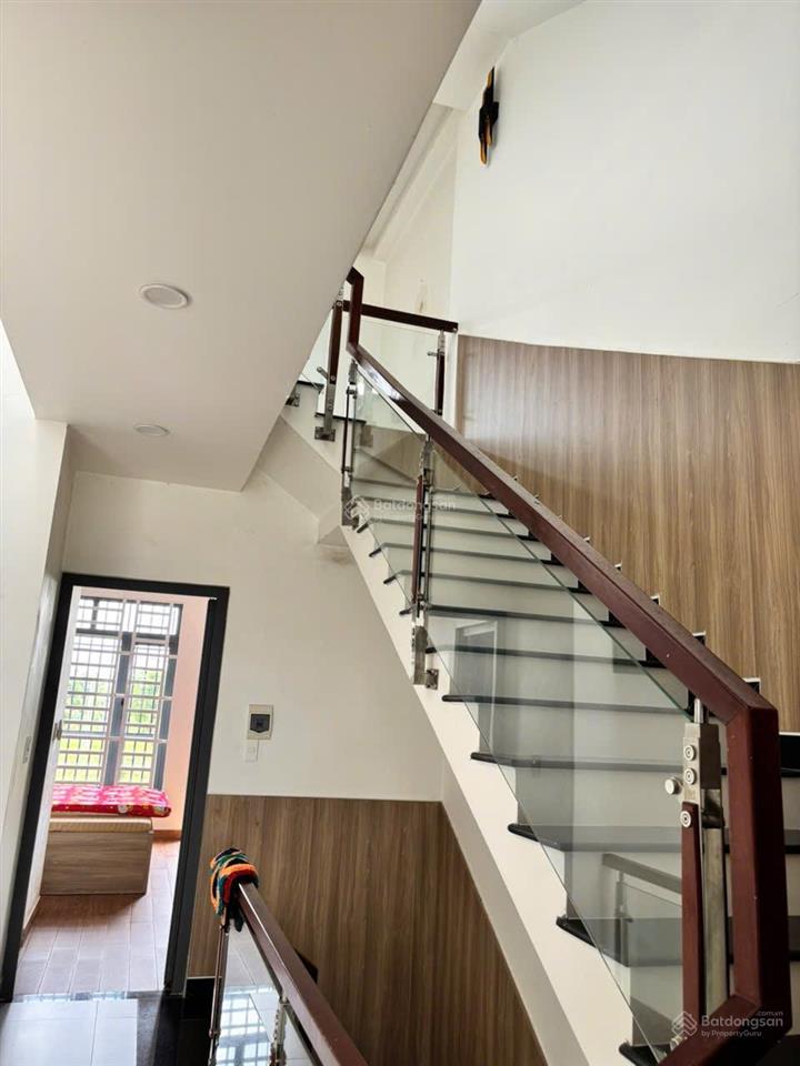 4 tầng . dt 72m2. shr. hc đủ .btct. 3pn. 3 wc. full nội thất