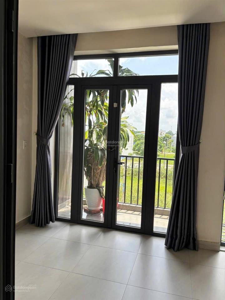 4 tầng . dt 72m2. shr. hc đủ .btct. 3pn. 3 wc. full nội thất