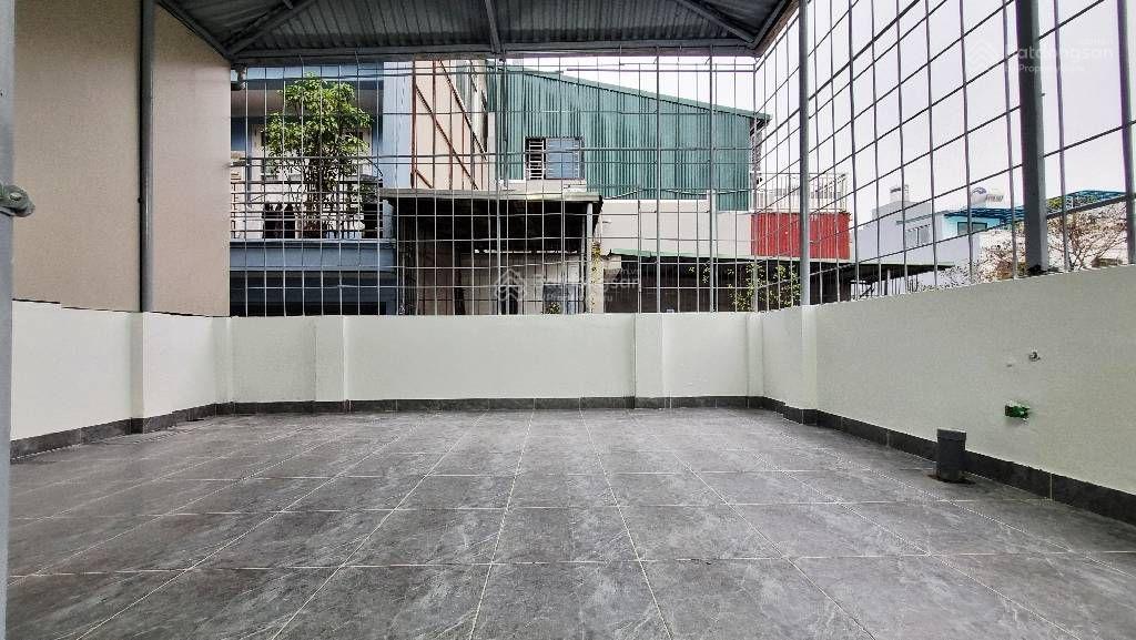 12,8 tỷ nhà phố giáp bát oto vào nhà, mặt chợ cách 10m ra mặt phố, ngõ thông sang phố kim đồng.