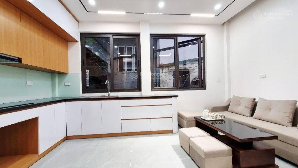 12,8 tỷ nhà phố giáp bát oto vào nhà, mặt chợ cách 10m ra mặt phố, ngõ thông sang phố kim đồng.