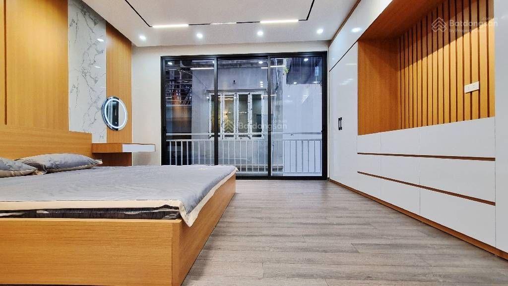 12,8 tỷ nhà phố giáp bát oto vào nhà, mặt chợ cách 10m ra mặt phố, ngõ thông sang phố kim đồng.