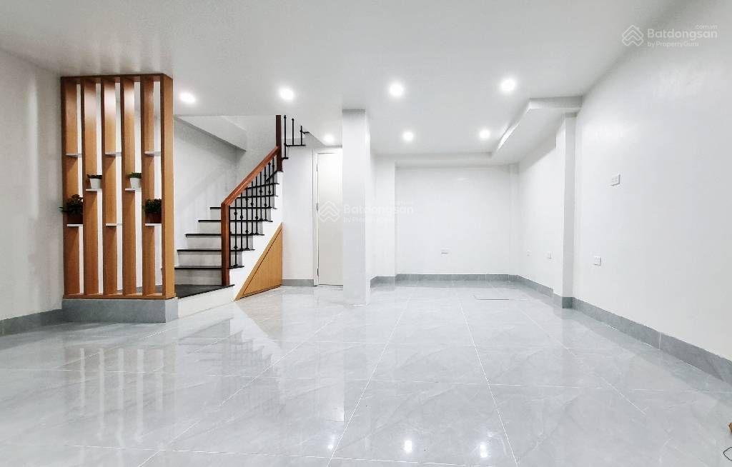 12,8 tỷ nhà phố giáp bát oto vào nhà, mặt chợ cách 10m ra mặt phố, ngõ thông sang phố kim đồng.