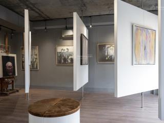 Bán gallery được cải tạo từ căn hộ 2 phòng ngủ thành nơi nơi sống, sáng tác và trưng bày, triển lãm