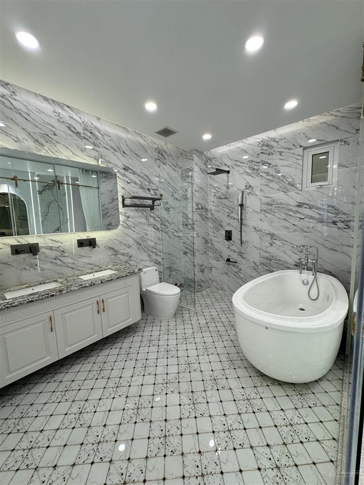 Mt nam long q7  5 tầng  thang máy 750kg  dtsd 234m2  decor như resort 5 * kinh doanh đa ngành