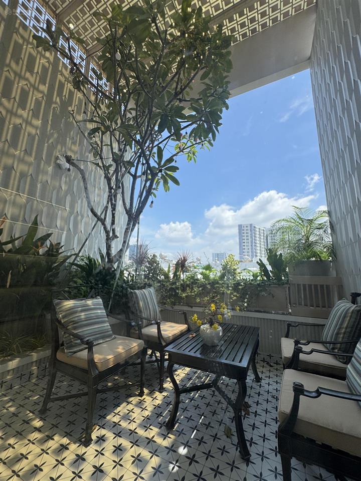 Mt nam long q7  5 tầng  thang máy 750kg  dtsd 234m2  decor như resort 5 * kinh doanh đa ngành
