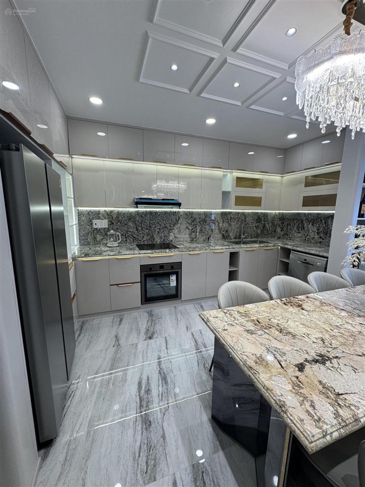 Mt nam long q7  5 tầng  thang máy 750kg  dtsd 234m2  decor như resort 5 * kinh doanh đa ngành