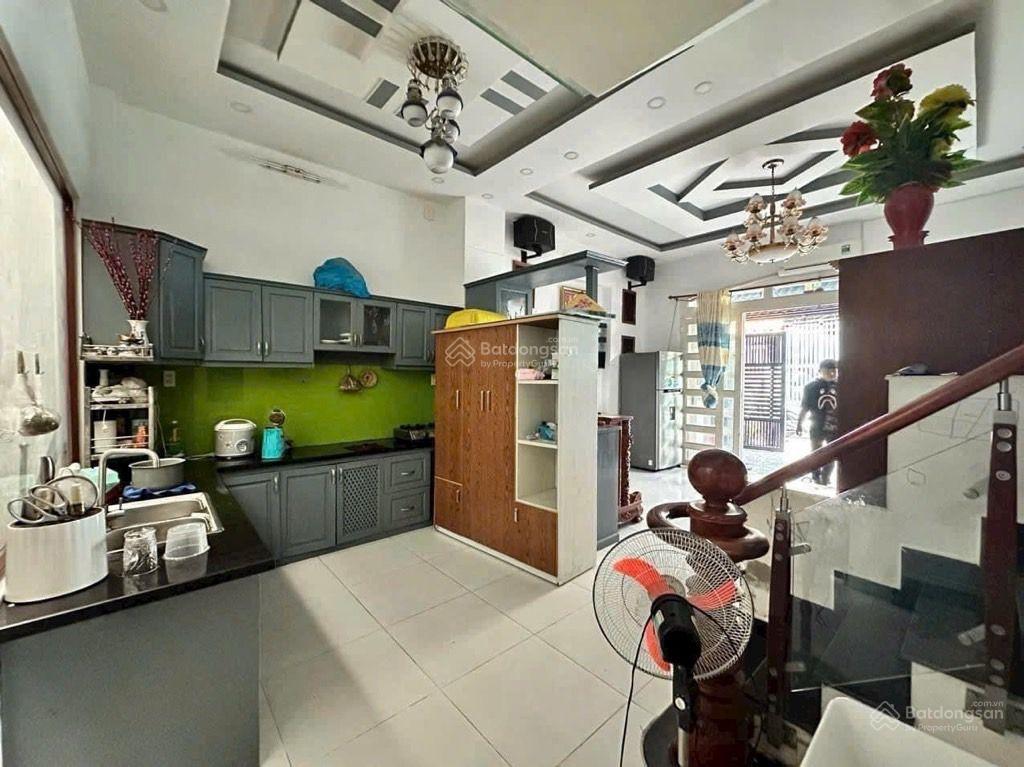 Nhỉnh 5 tyxe thông ,quay đầu thoải mái ngang 5.5m  nhà 3 tẩng  hẻm 6m ngay cầu phú xuân