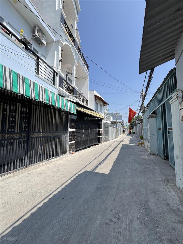 Nhỉnh 5 tyxe thông ,quay đầu thoải mái ngang 5.5m  nhà 3 tẩng  hẻm 6m ngay cầu phú xuân