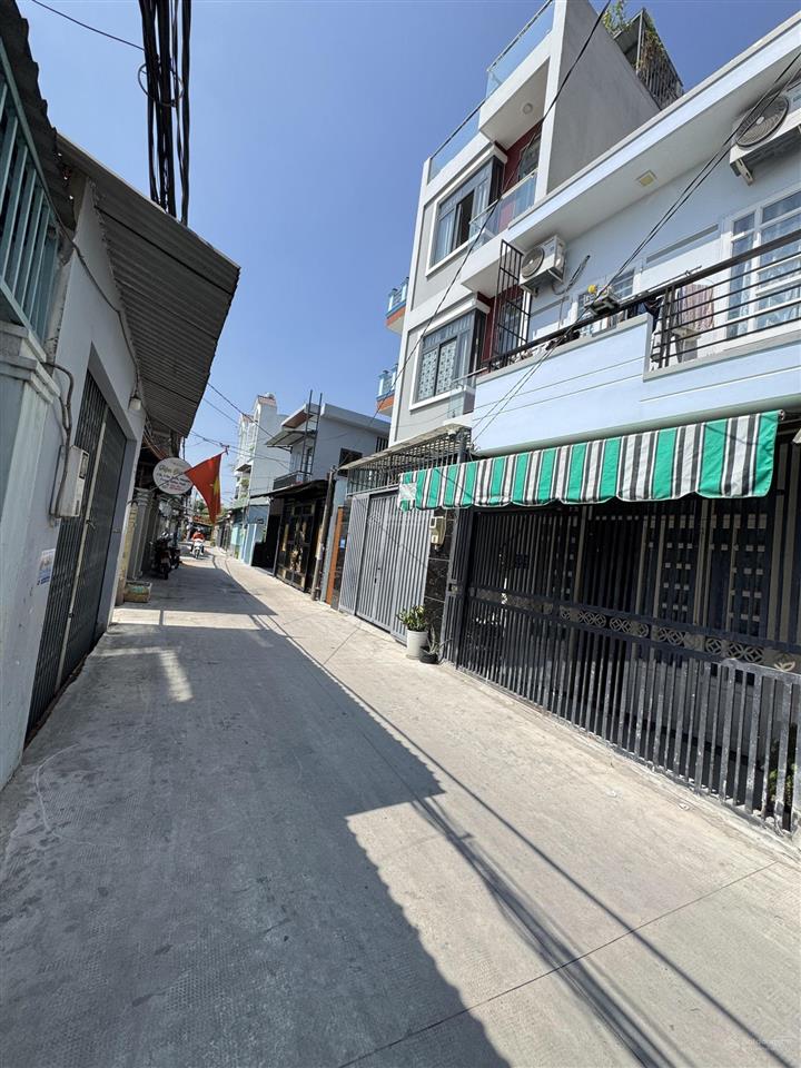 Nhỉnh 5 tyxe thông ,quay đầu thoải mái ngang 5.5m  nhà 3 tẩng  hẻm 6m ngay cầu phú xuân