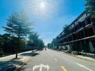 Bán căn xẻ khe mặt đường 12,5 lkv21a25 dự án hud sơn tây3
dt 95m2  mặt tiền 5m giá 9,x tỷ