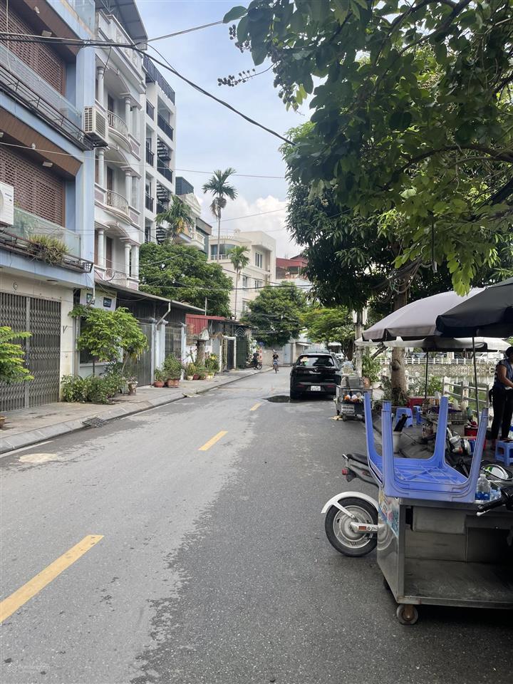 Cần bán gấp nhà sát hồ bồ đề chỉ hơn 5 tỷ  36m2  mặt tiền 4.3m  ô tô đỗ cổng  sổ vuông