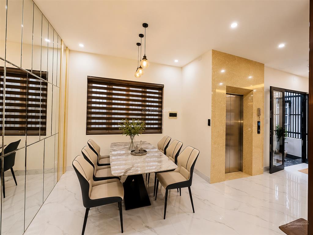 Bán nhà trung tâm gia thuỵ, bồ đề 60m2  hơn 11 tỷ mt 7.9m dân xây thang máy full nội thất  lô góc