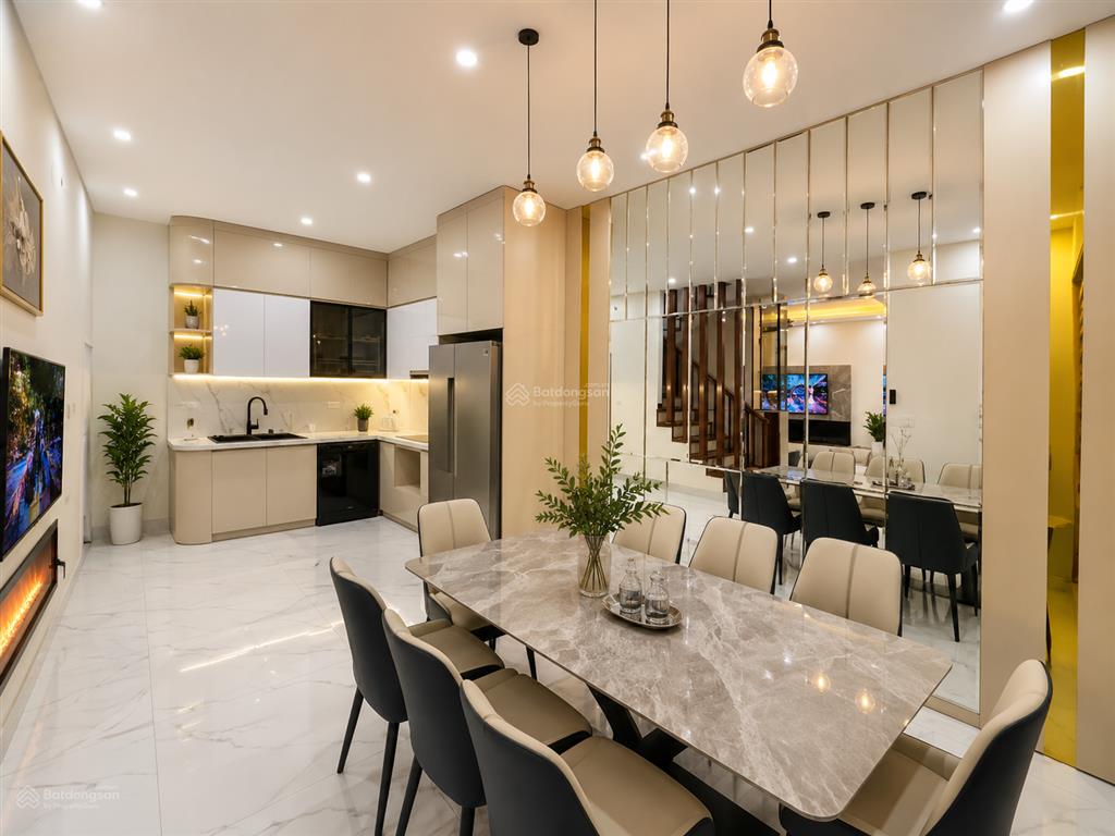 Bán nhà trung tâm gia thuỵ, bồ đề 60m2  hơn 11 tỷ mt 7.9m dân xây thang máy full nội thất  lô góc