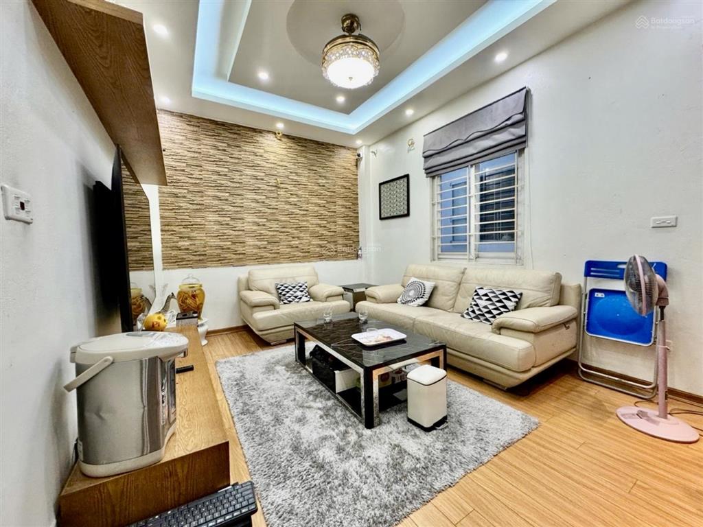 Cần bán gấp nhà bồ đề  gia thuỵ hơn 50m2 dân xây  lô góc 2 thoáng ô tô đỗ cửa sổ vuông  hơn 8 tỷ
