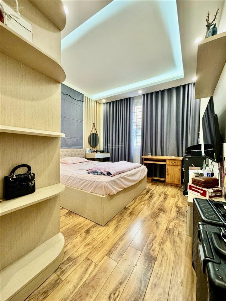 Cần bán gấp nhà bồ đề  gia thuỵ hơn 50m2 dân xây  lô góc 2 thoáng ô tô đỗ cửa sổ vuông  hơn 8 tỷ