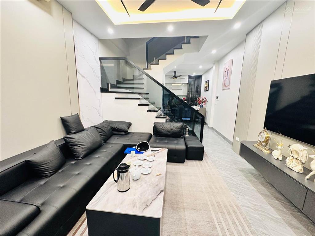 Hạ chào 2 tỷ bán gấp nhà sài đồng 58m2 hơn 8 tỷ 5 tầng 6 ngủ dân xây full nội thất pháp lý rỏ ràng